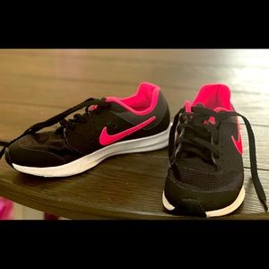Girls Nike shoes. Size US 3Y. Very good condition, hardly worn.